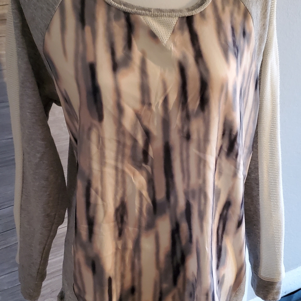 Democracy sweatshirt with silky material in front